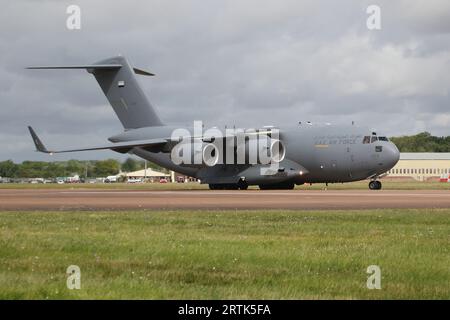 1229 (100407), eine Boeing C-17A Globemaster III, die von der United Arab Emirates Air Force (UAEAF) betrieben wird und bei RAF Fairford in Gloucestershire, England ankommt, um an der Royal International Air Tattoo 2023 (RIAT 2023) teilzunehmen. Stockfoto