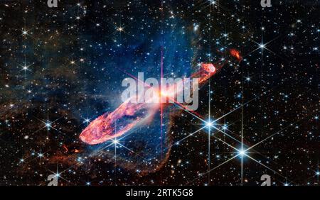 Herbig-Haro 46/47 (NIRCam-Bild). Das James Webb Space Telescope der NASA hat ein eng gebundenes Paar aktiv bildender Sterne erfasst. Stockfoto