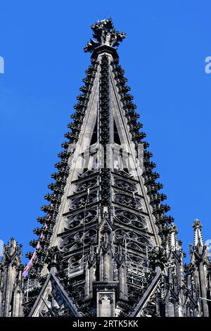 Filigraner und reich verzierter Turm eines der beiden Kirchtürme des kölner Doms Stockfoto