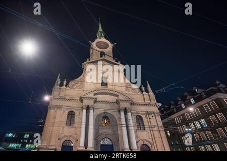 Kirche des Heiligen Geistes in der Nacht - Bern, Schweiz Stockfoto