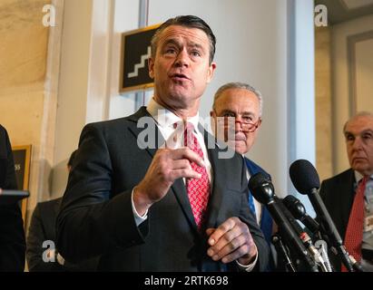 Washington, Vereinigte Staaten Von Amerika. September 2023. Senator Todd Young (Republikaner von Indiana), links, äußert sich auf einer Pressekonferenz, die am Mittwoch, den 13. September 2023, im Kennedy Caucus Room auf dem Capitol Hill in Washington, DC stattfand. Von rechts sieht man den Mehrheitsführer des US-Senats Chuck Schumer (Demokrat von New York). Credit: Ron Sachs/CNP/SIPA USA Credit: SIPA USA/Alamy Live News Stockfoto