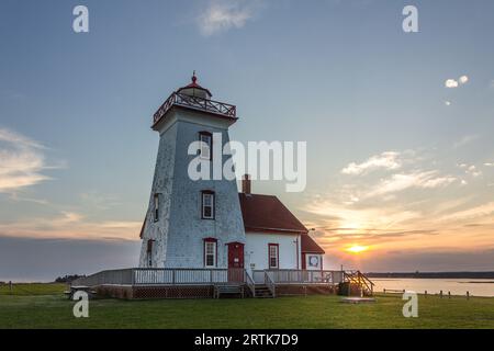 Wood Islands Lighthouse, Prince Edward Island, Kanada, bei Sonnenuntergang. Stockfoto