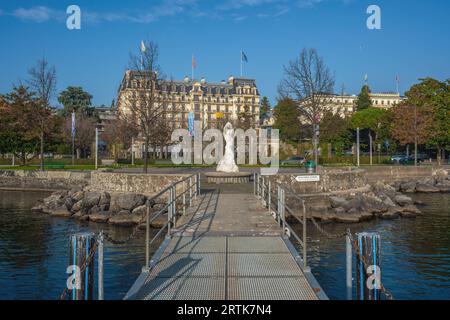 Place du Vieux-Port Fountain und Beau-Rivage Palace Hotel in Ouchy Promenade - Lausanne, Schweiz Stockfoto