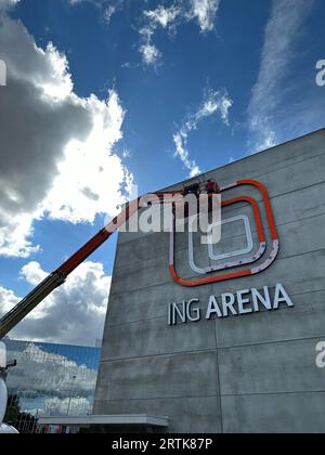 ACHTUNG REDAKTEURE - EMBARGO - diese Bilder sind bis zum 14. September 2023 um 00:01 Uhr BRÜSSELER Zeit gesperrt - EMBARGO Illustration zeigt den neuen Namen 'ING Arena' auf der Vorderseite der Veranstaltungshalle Palais 12 - Paleis 12, auf der Heysel, in Brüssel, Mittwoch, 13. September 2023. Die Konzert- und Veranstaltungshalle wird in einem Jahr nie so viele Besucher gehabt haben wie 2023. Palace 12 gibt es seit zehn Jahren. Am Donnerstag, den 14. September 2023, wird die Arena mit einer Kapazität von 16.500 Personen ihren Namen in ING Arena ändern, nachdem sie eine Partnerschaft mit der ING Bank eingegangen ist. BELGA-FOTO MAARTEN WEYNANTS Stockfoto
