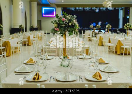 Blumenstrauß Briefe Braut Hochzeit Stockfoto