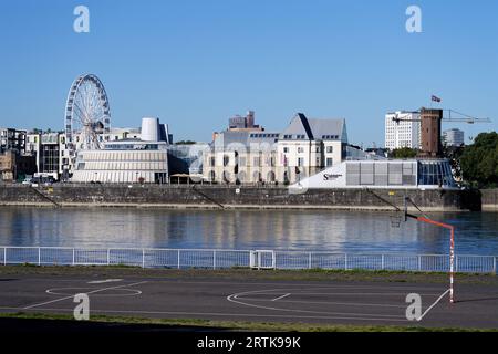 köln, deutschland 05. september 2023: Blick vom Deutzer Werft-Messegelände über den rhein zum Schokoladenmuseum im kölner rheinauhafen Stockfoto