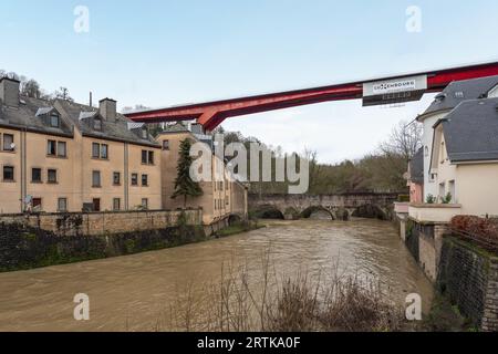 Großherzogin Charlotte-Brücke und Alzette - Luxemburg-Stadt, Luxemburg Stockfoto