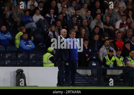 Der schottische Manager Steve Clarke und sein Assistent John Carver während des 150th Anniversary Heritage Matches zwischen Schottland und England im Hampden Park, Glasgow am Dienstag, den 12. September 2023. (Foto: Mark Fletcher | MI News) Credit: MI News & Sport /Alamy Live News Stockfoto