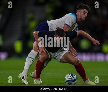 Declan Rice of England kämpft mit John McGinn aus Schottland während des 150th Anniversary Heritage Matches zwischen Schottland und England im Hampden Park, Glasgow am Dienstag, den 12. September 2023. (Foto: Mark Fletcher | MI News) Credit: MI News & Sport /Alamy Live News Stockfoto