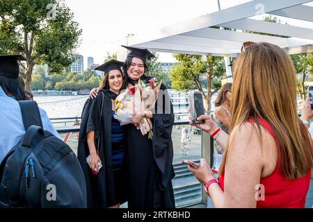 Studenten posieren für Ein Foto bei ihrer Abschlussfeier, The Southbank, London, UK. Stockfoto