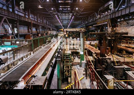 Produktionslinie der Walzmetallfabrik. Stockfoto