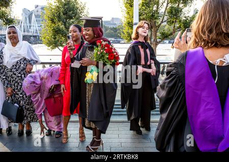 Studenten posieren für Fotos bei ihrer Abschlussfeier, The Southbank, London, UK. Stockfoto