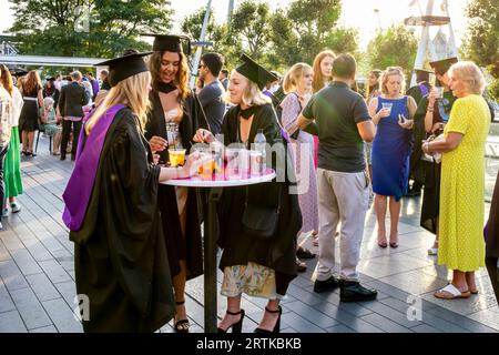 Studenten, die ihre Abschlussfeier feiern, The Southbank, London, UK. Stockfoto