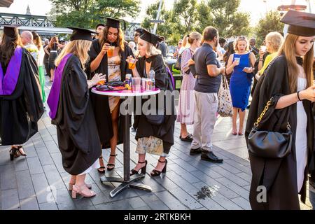 Studenten, die ihre Abschlussfeier feiern, The Southbank, London, UK. Stockfoto