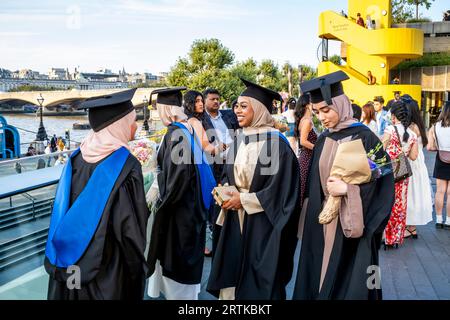 Studenten bei ihrer Abschlussfeier, The Southbank, London, UK. Stockfoto