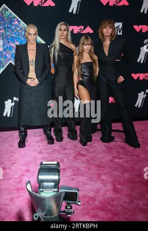 Damiano David, Ethan Torchio, Victoria de Angelis und Thomas Raggi von „Maneskin“ treffen 2023 am 12. September 2023 auf dem rosafarbenen Teppich der MTV Video Music Awards, VMAs, im Prudential Center in Newark, New Jersey, USA, ein. Quelle: dpa Picture Alliance/Alamy Live News Stockfoto