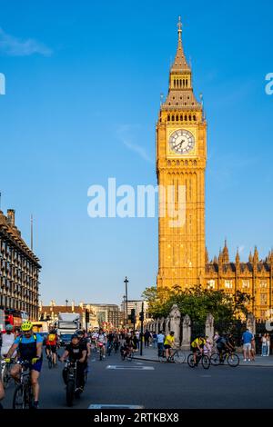 Radfahrer fahren vorbei an Big Ben, London, Großbritannien. Stockfoto