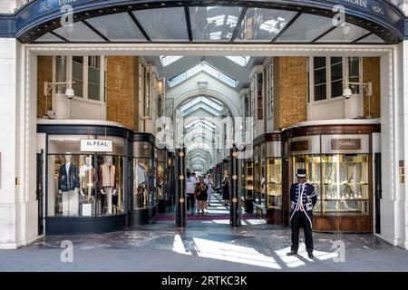 Am Eingang der Burlington Arcade in London steht ein Beadle in traditioneller Tracht. Stockfoto