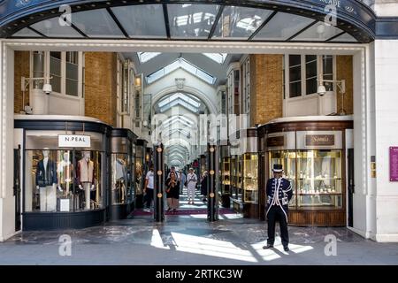 Am Eingang der Burlington Arcade in London steht ein Beadle in traditioneller Tracht. Stockfoto