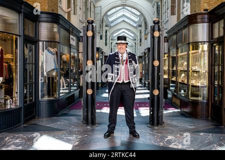 Am Eingang der Burlington Arcade in London steht ein Beadle in traditioneller Tracht. Stockfoto