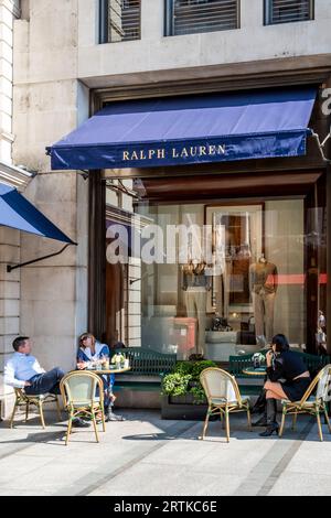 Leute sitzen vor Ralph's Coffee, New Bond Street, London, Großbritannien. Stockfoto