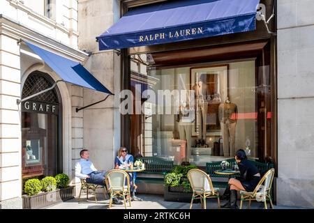 Leute sitzen vor Ralph's Coffee, New Bond Street, London, Großbritannien. Stockfoto