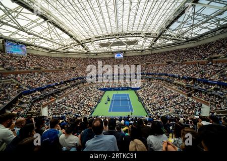 Arthur Ashe Stadiium im USTA Billie Jean King National Tennis Center während der US Open Tennis Men's Singles Finals 2023 zwischen Gewinner Novak Djok Stockfoto