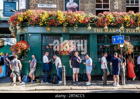 Eine Gruppe von Männern trinkt vor dem Market Porter Pub in Borough Market, London, Großbritannien. Stockfoto