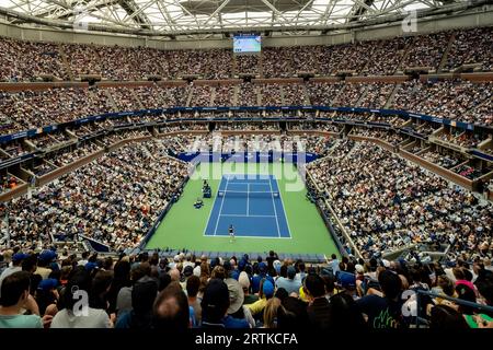 Arthur Ashe Stadiium im USTA Billie Jean King National Tennis Center während der US Open Tennis Men's Singles Finals 2023 zwischen Gewinner Novak Djok Stockfoto