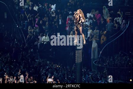 Newark, USA. September 2023. Shakira tritt bei den MTV Video Music Awards 2023 am 12. September 2023 in Newark, New Jersey, auf. Foto: Jeremy Smith/imageSPACE Credit: Imagespace/Alamy Live News Stockfoto