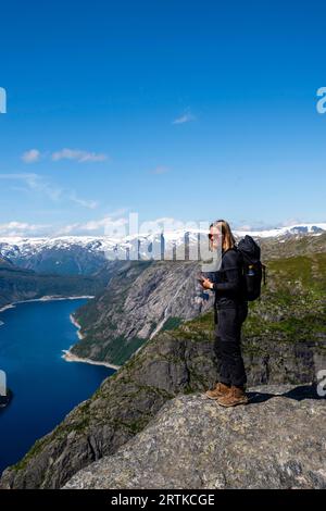 Blick von Trolltunga (Trollzunge) auf den Ringedalsvatnet See, in der Nähe von Tyssedal, Vestland, Norwegen. Stockfoto