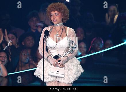 Newark, USA. September 2023. Ice Spice erhält den „Best New Artist“ Award auf der Bühne während der MTV Video Music Awards 2023 im Prudential Center am 12. September 2023 in Newark, New Jersey. /SIPA USA Credit: SIPA USA/Alamy Live News Stockfoto