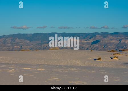 Die Abendschatten beginnen, sich über die Berge über den White Sands National Park zu erstrecken Stockfoto