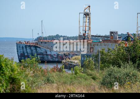 Altes verlassenes Schiff in nassem Lager Stockfoto