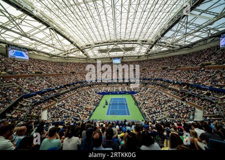 Arthur Ashe Stadiium im USTA Billie Jean King National Tennis Center während des US Open Tennis Men's Singles Final 2023 zwischen Sieger Novak Djokovic (SBR) und Daniil Medvedev (RUS). Stockfoto