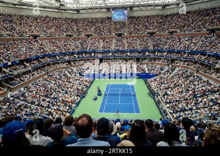 Arthur Ashe Stadiium im USTA Billie Jean King National Tennis Center während des US Open Tennis Men's Singles Final 2023 zwischen Sieger Novak Djokovic (SBR) und Daniil Medvedev (RUS). Stockfoto