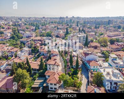 Blick auf das alte Antalya von einer Drohne oder aus der Vogelperspektive. Das ist die Gegend der Altstadt und des alten Hafens Stockfoto