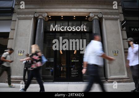 New York, USA. September 2023. Fußgänger gehen an den Büros der Microsoft Corp. Vorbei, die sich in der 5th Avenue, New York, NY, 13. September 2023 befinden. (Foto: Anthony Behar/SIPA USA) Credit: SIPA USA/Alamy Live News Stockfoto