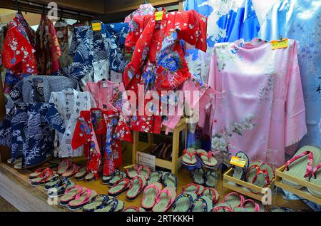 Matsubara-dori - die Haupteinkaufsstraße, die nach Kiyomizu Dera, Kyoto JP führt Stockfoto