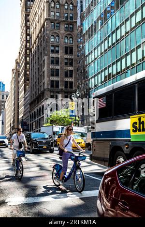 Radfahren in New York City ist ein beliebtes Verkehrsmittel und eine Freizeitaktivität für viele Bewohner und Besucher. Stockfoto