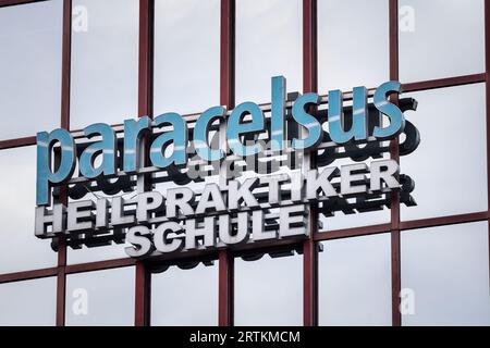 Bild eines Schildes mit dem Logo von Paracelsus am Haupteingang ihrer Schule in Dortmund. Die Paracelsus heilpkratikerschule ist eine deutsche Schule Stockfoto