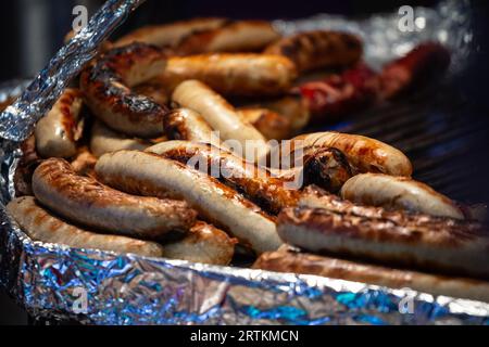 Bild einer Portion Bratwürste, die in einem Fastfood in Deutschland kocht. Bratwurst ist eine Art deutsche Wurst aus Schweinefleisch oder, weniger häufig, BE Stockfoto