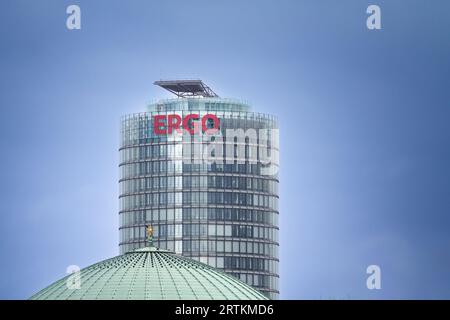Bild eines Schildes mit dem Logo der Ergo Versicherung vor dem Hauptsitz in Düsseldorf. ERGO (ERGO Group) ist eine Versicherungsgruppe Stockfoto