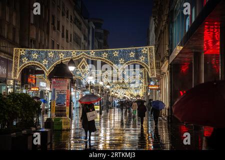 Bild der Belgrader Weihnachtsdekoration auf der Kneza Mihailova Straße in der Nacht mit einer Menge Fußgänger zu Fuß, in Belgrad, Serbien. Stockfoto
