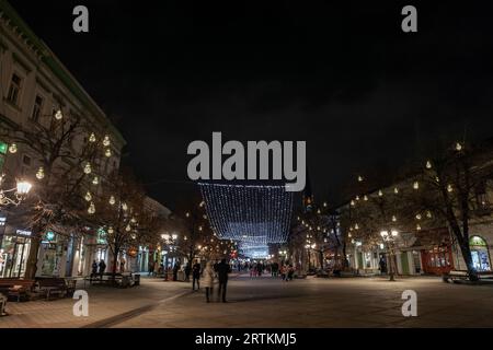 Bild der Weihnachtsdekoration in der Fußgängerzone von Zmaj Jovina Ulica, in Novi Sad, Serbien, während eines Winterabends. Novi Sad ist das zweite l Stockfoto
