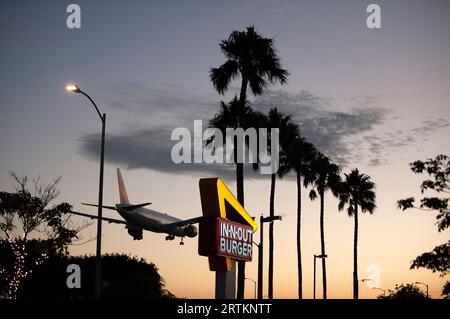 Die Landung am LAX passiert Burger auf dem Sepulveda Blvd., Los Angeles, CA Stockfoto