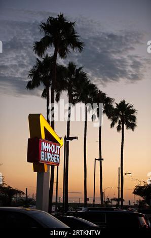 Neonschild und Palmen vor dem in N Out Burger Restaurant am Sepulveda Blvd. In der Nähe von LAX in Los Angeles, CA, USA Stockfoto