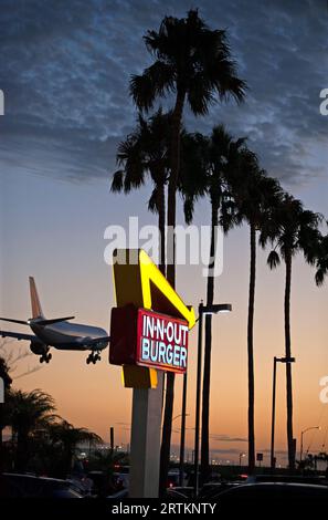 Die Landung am LAX passiert Burger auf dem Sepulveda Blvd., Los Angeles, CA Stockfoto