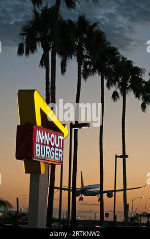 Das Flugzeug landete am LAX und passierte das ikonische Restaurant N Out Burger auf dem Sepulveda Blvd. In Los Angeles, KALIFORNIEN, USA Stockfoto