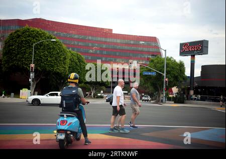 Santa Monica Blvd. Am San Vicente Blvd. In West Hollywood, CA Stockfoto